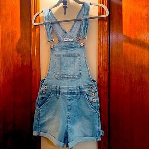 NWOT. Rue 21 Jean overall shorts size 6